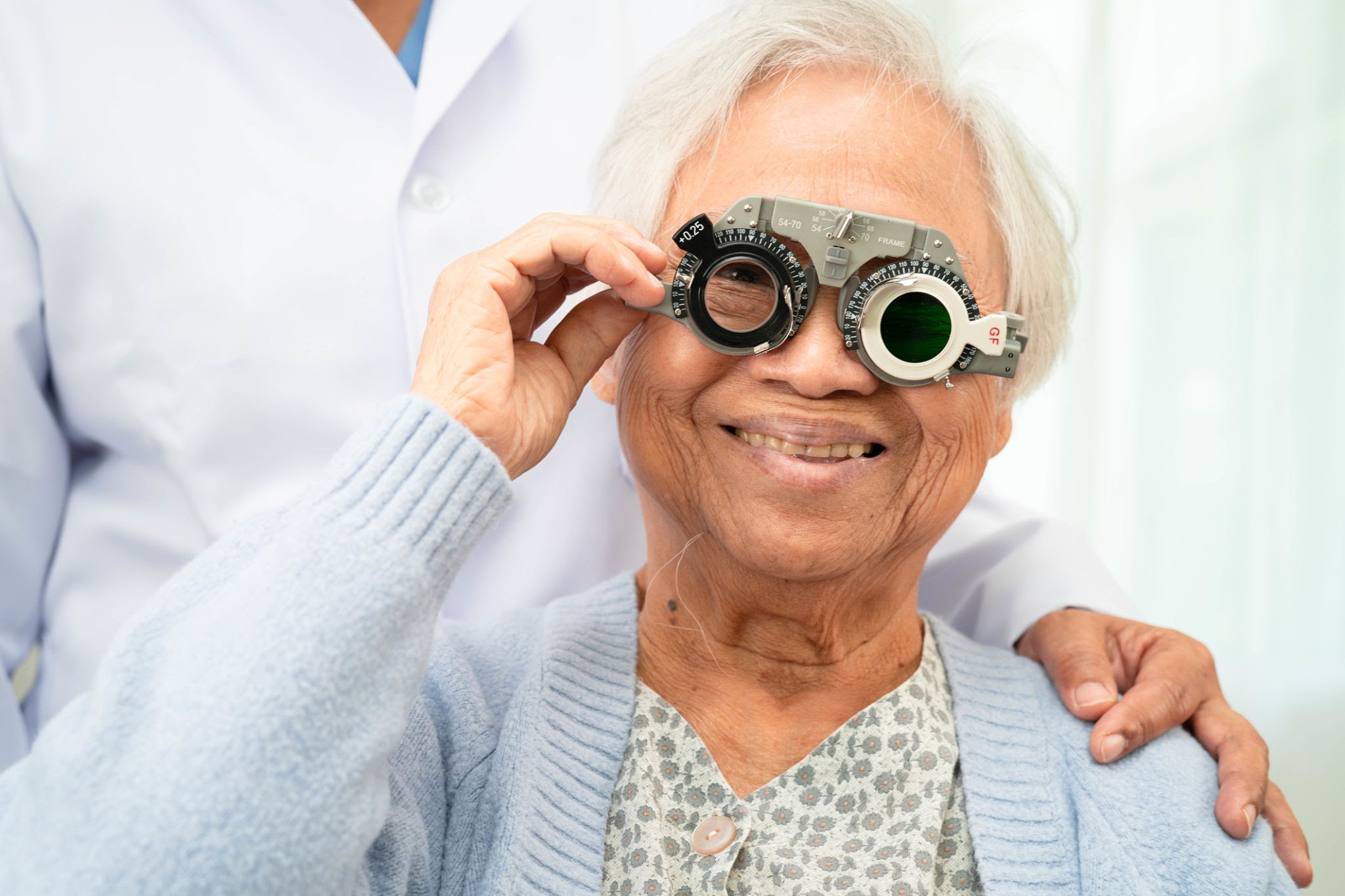 سالمند در حال مطالعه با نور مناسب