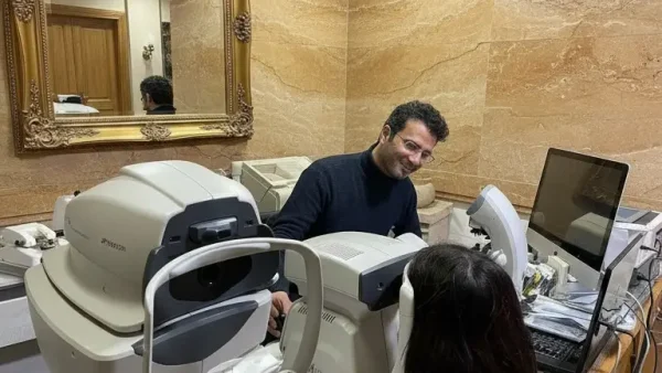 رفتار محبت آمیز متخصص اپتومتریست با کودکان در حال معاینه و بررسی مشکلات بینایی آنان